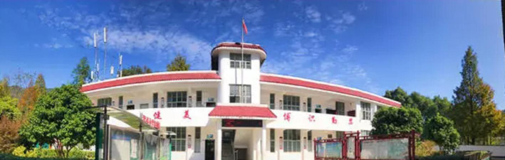猛必中心小学户外活动场地
