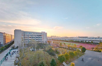 襄阳高新外国语学校户外活动场地