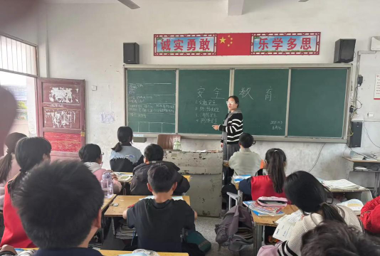 宁乡县大屯营乡狮泉小学户外活动场地