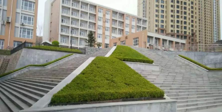 大连市第十一中学户外活动场地