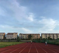 平镇中学户外活动场地
