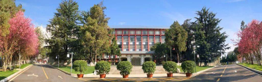 昆明云南民族大学附属高级中学户外活动场地