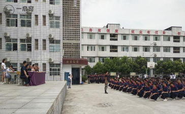 南充市高坪职业高级中学户外活动场地