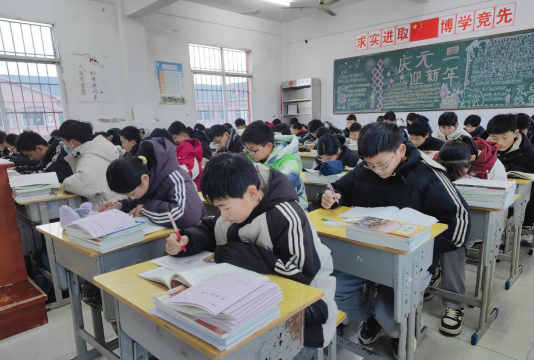 民勤县重兴乡初级中学户外活动场地