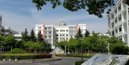 上海外国语大学附属浦东外国语学校户外活动场地