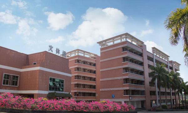 广州市蓝天高级技工学校户外活动场地