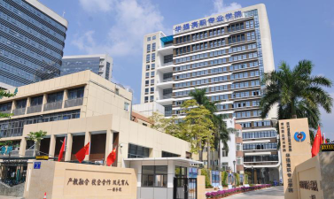 深圳华强职业技术学校户外活动场地
