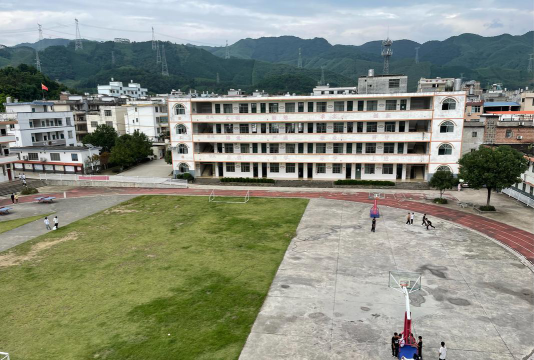 镇沅县勐大镇里崴中学户外活动场地