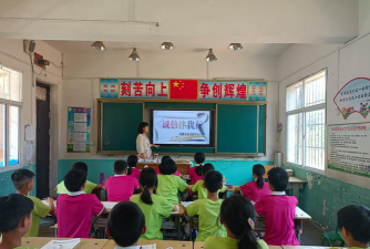 郧西县夹河镇卧龙岗中心小学户外活动场地