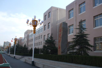 大连市一二一中学户外活动场地