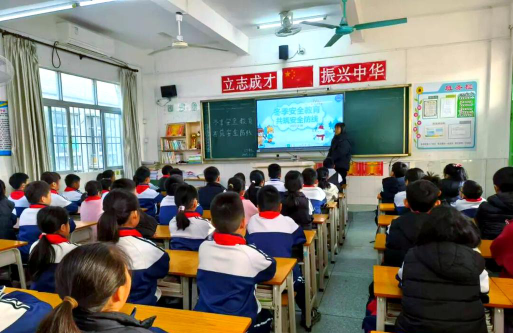 鸿志学校户外活动场地