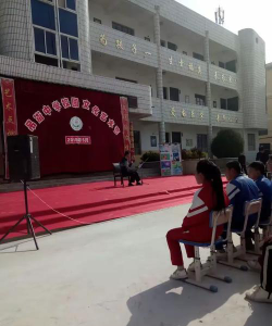 吊街中学户外活动场地
