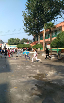 焦作市解放区上白作乡中心小学户外活动场地