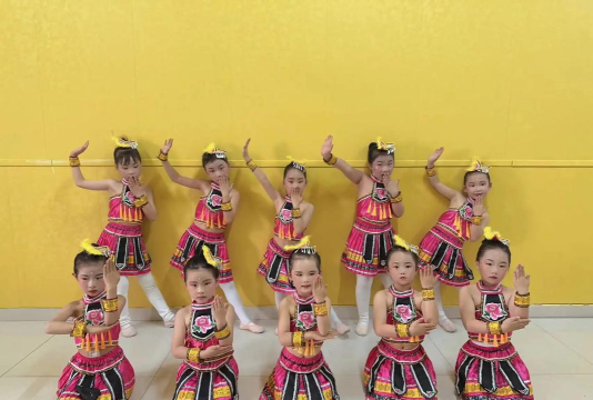 华容县小苹果艺术培训学校有限公司户外活动场地