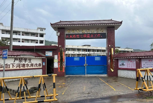弥勒县江边乡中学阅读区