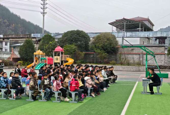 建始县龙坪乡光河中心小学阅读区