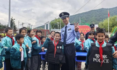 东川区红土地镇法者小学阅读区