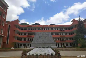 丘北县曰者中学阅读区