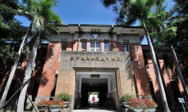 高雄市立三民国中阅读区