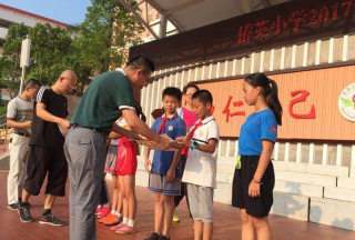 侨英中心小学阅读区