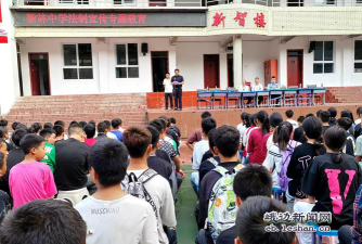 新林镇中学阅读区