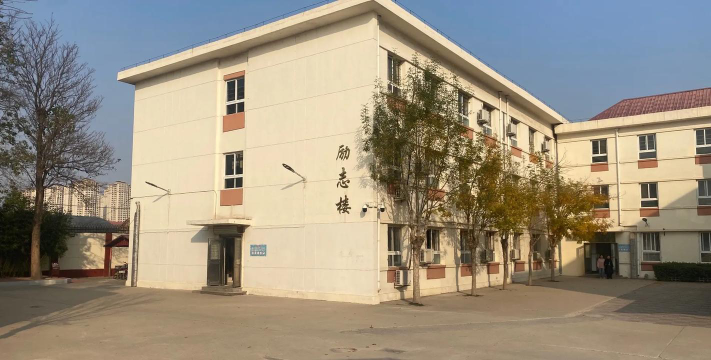 锡林郭勒盟乌拉盖管理区中学阅读区
