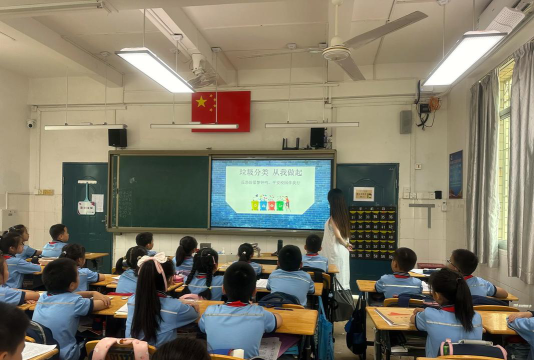 化州市石湾街道莲花小学阅读区