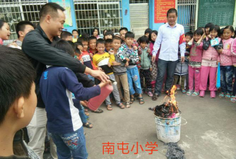 信宜市金垌镇南屯小学阅读区