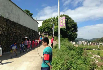 信宜市金垌镇幸福小学阅读区