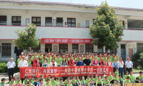 云南省罗平县板桥镇牛补歹完小阅读区