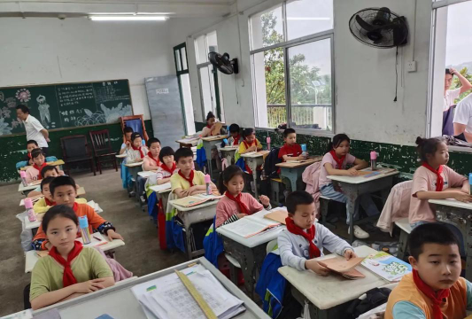 云南省罗平县板桥镇乐岩小学阅读区