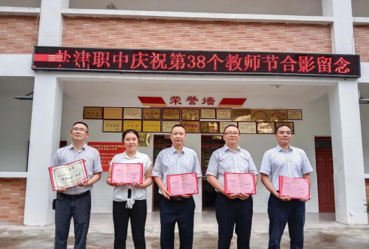 隆昌县渔箭镇中心校阅读区