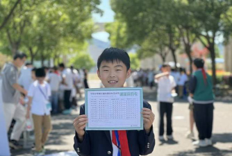 奉化市莼湖镇尔仪小学阅读区