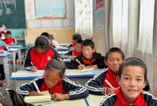 藏汉中心学校阅读区