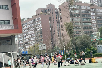 明爱乐进学校阅读区