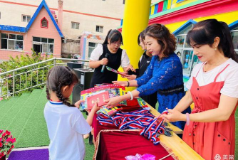 积石山小博士幼儿园阅读区