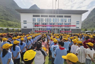 马山县白山镇合群初中阅读区