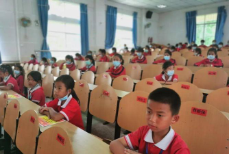 潞西市芒海镇九年制学校阅读区