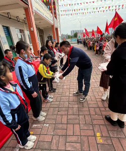 阳春市莲平小学阅读区
