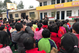 凤庆县凤山镇周家寨完小阅读区