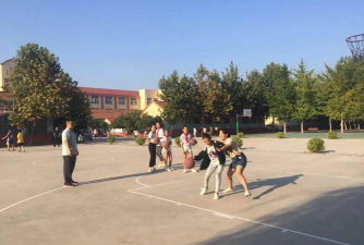 平度市南村镇南村小学阅读区