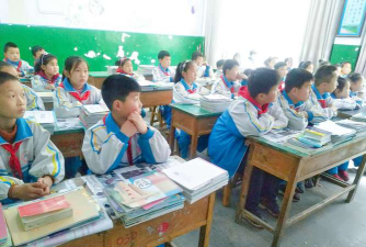 五马九年制学校阅读区