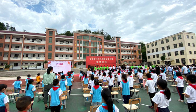 兴国县鼎龙中心小学阅读区