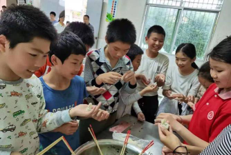 石城县丰山中心小学阅读区