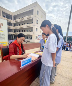 丁江中心小学阅读区