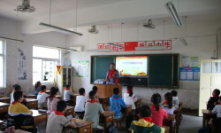 微山县马坡乡石里中心小学阅读区