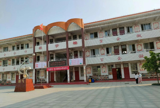 启东市吕四港镇鹤城初级中学阅读区