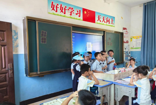 贵溪县志光柏山村小学阅读区