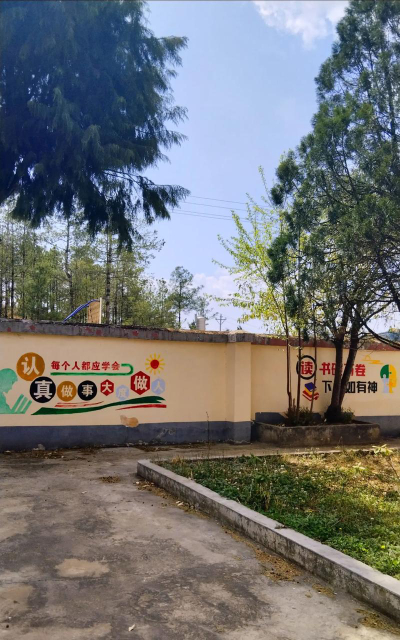 贵溪县泗沥镇尹家小学阅读区