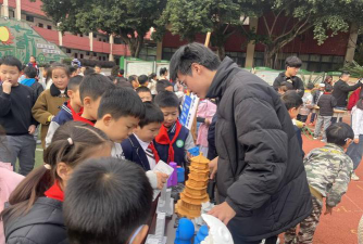 东凤镇新光小学阅读区